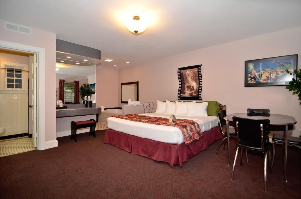 獨特裝潢、書桌、遮光布/窗簾、熨斗/熨衣板