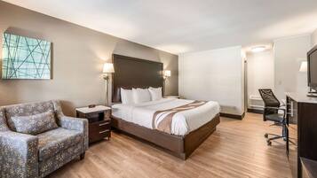 Värdeförvaringsskåp på rummet, skrivbord och strykjärn/strykbräda