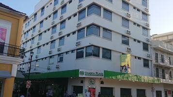 Vista frontal de la propiedad