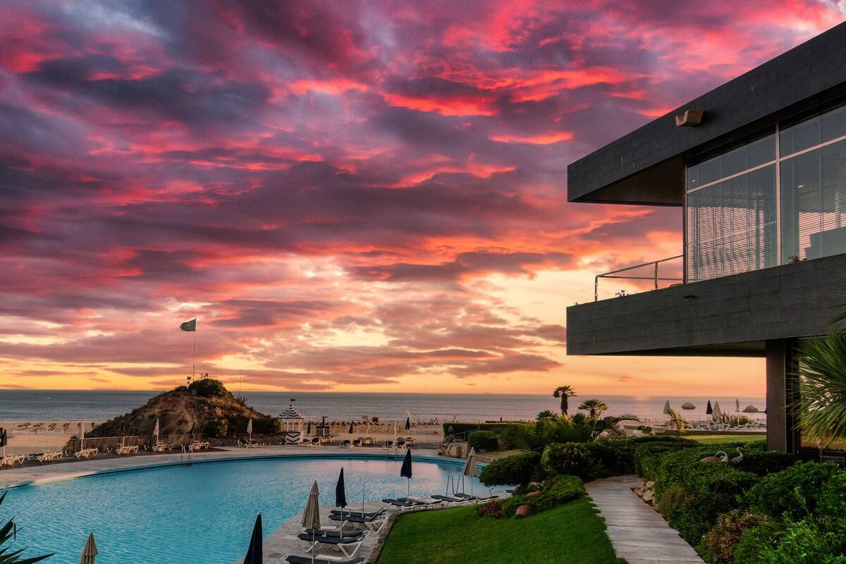 outdoor pool, open 9:00 am to 7:00 pm, pool umbrellas, pool loungers