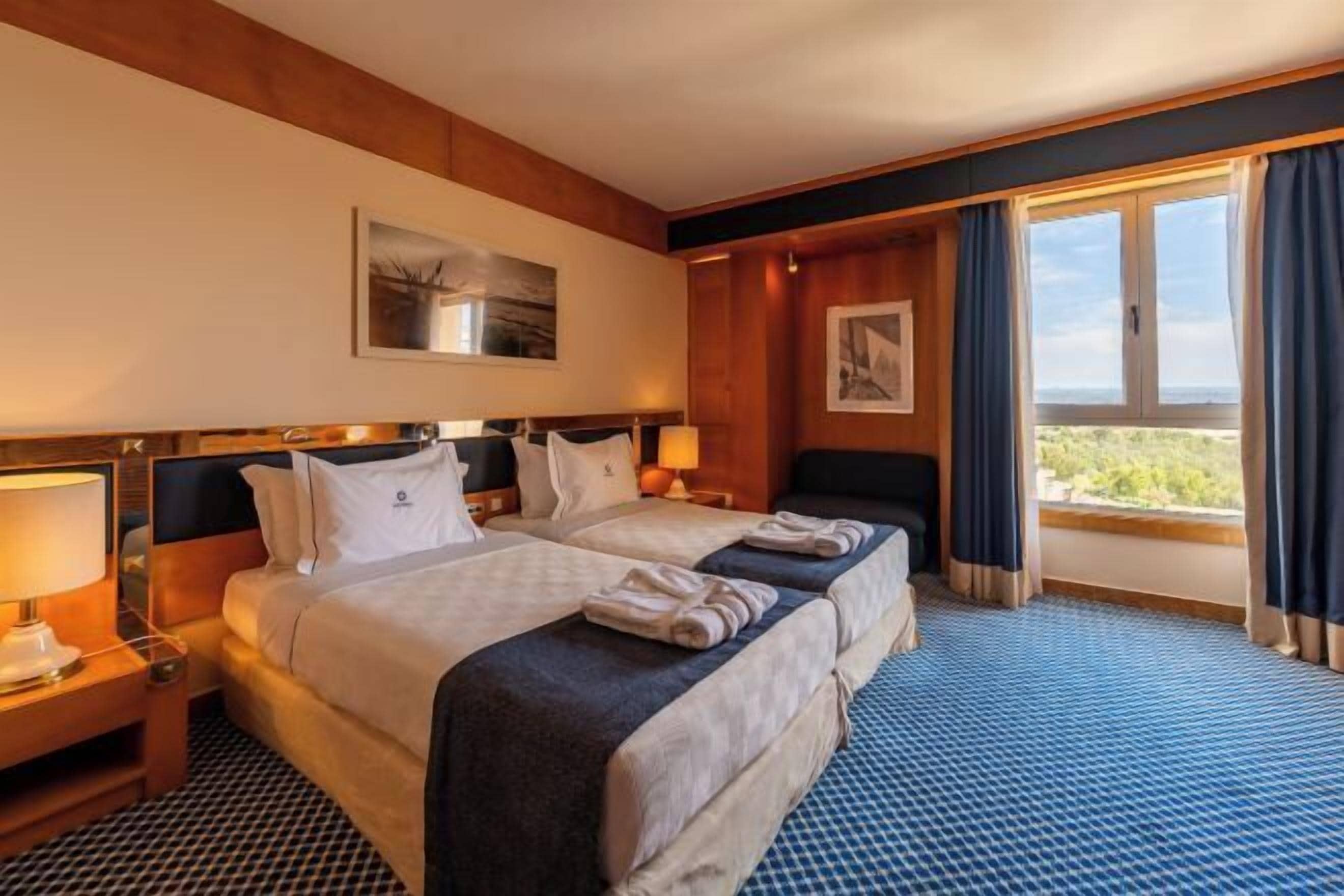 Minibar, caja de seguridad en la habitación y cortinas blackout 