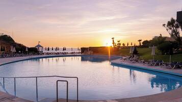Una piscina al aire libre (de 09:00 a 19:00), sombrillas, tumbonas