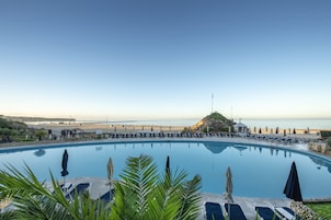 Piscina externa, funciona das 9h às 19h, guarda-sóis, espreguiçadeiras
