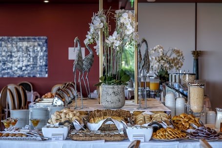 Free daily buffet breakfast. Hotel Algarve Casino
