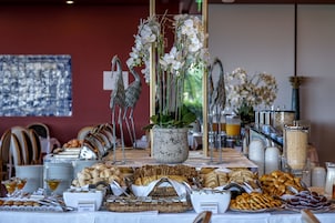 Café da manhã com buffet grátis todos os dias