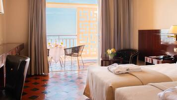 Minibar, caja de seguridad en la habitación y cortinas blackout