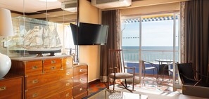 Suite, balcón, vista al mar | Minibar, caja de seguridad en la habitación y cortinas blackout 