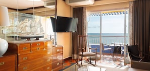 Suite, balcón, vista al mar | Minibar, caja de seguridad en la habitación y cortinas blackout