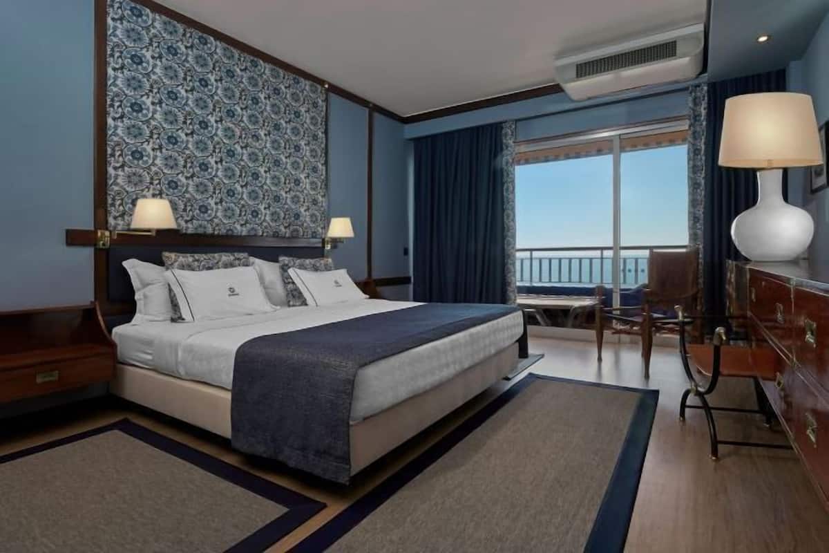 Minibar, in-room safe, blackout curtains, free WiFi