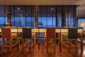 3 bares o lounges, bar junto a la alberca, bar en la playa 