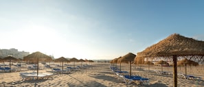 Plage, sable blanc, chaises longues, parasols