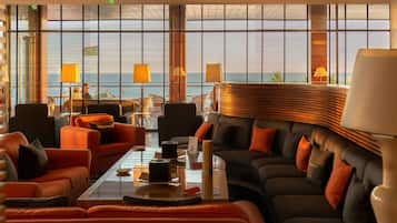 3 bars, bar en bord de piscine, bar de plage