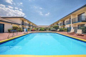 Una piscina al aire libre de temporada