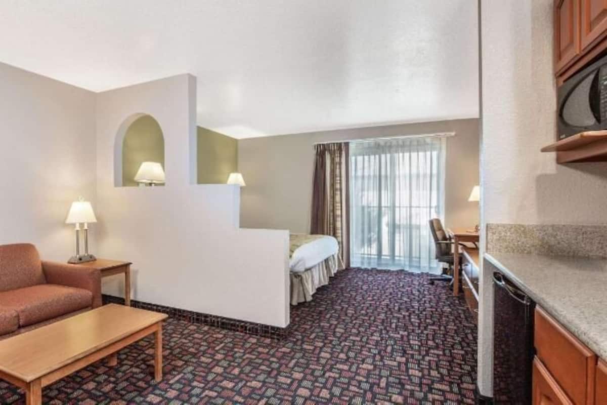 Premium bedding, desk, iron/ironing board, free WiFi