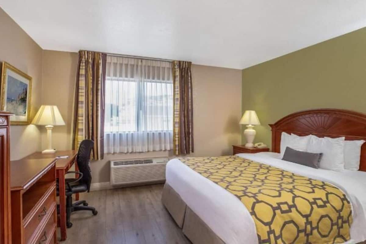 Premium bedding, desk, iron/ironing board, free WiFi