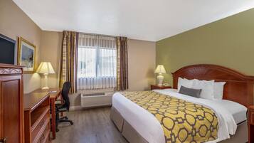 Huone, 1 suuri parisänky, tupakointi kielletty | Ylelliset vuodevaatteet, työpöytä, silitysrauta/-lauta, ilmainen Wi-Fi