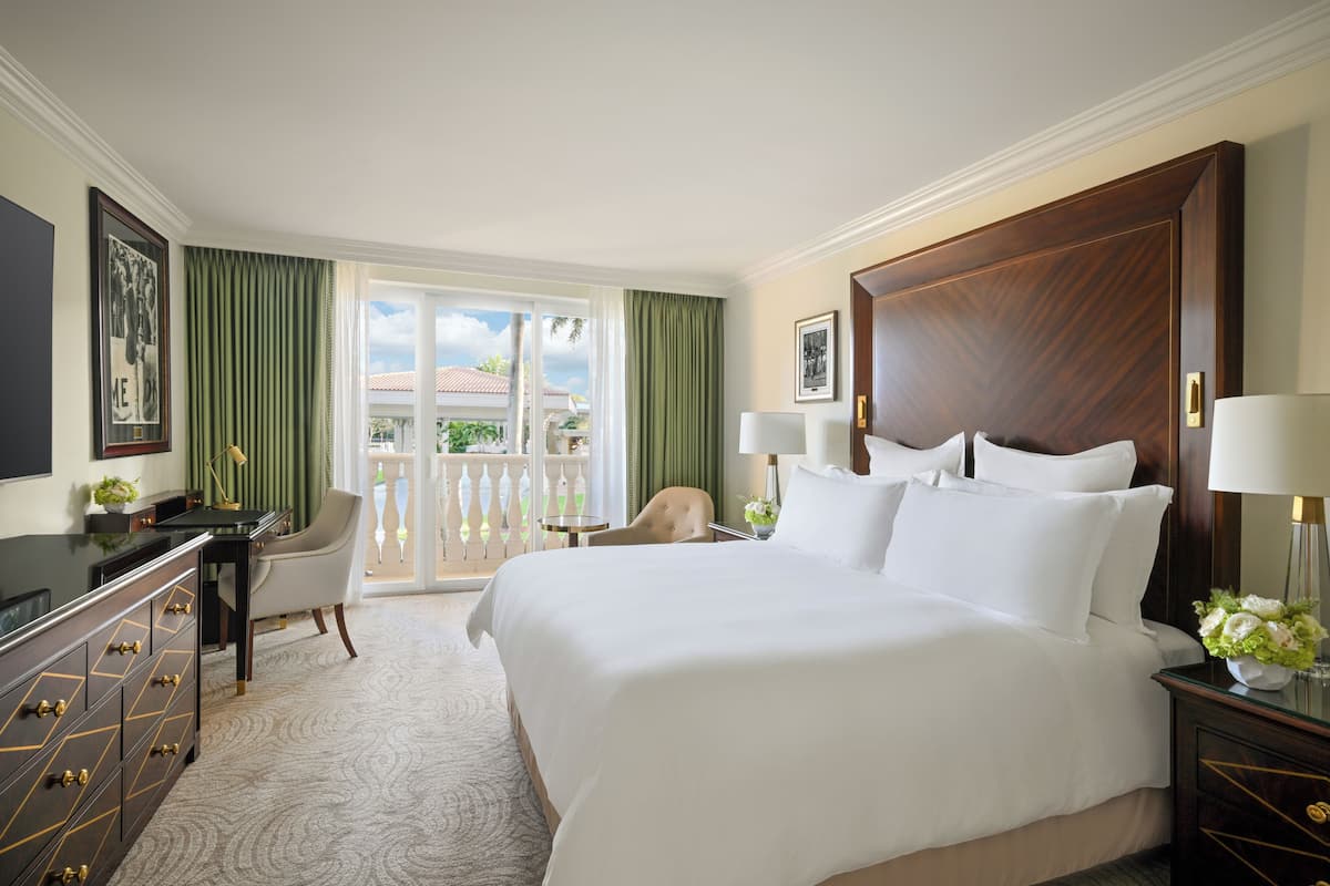 Deluxe Room, 1 King Bed (Guest) | Premium bedding, down duvets, pillow-top beds, in-room safe