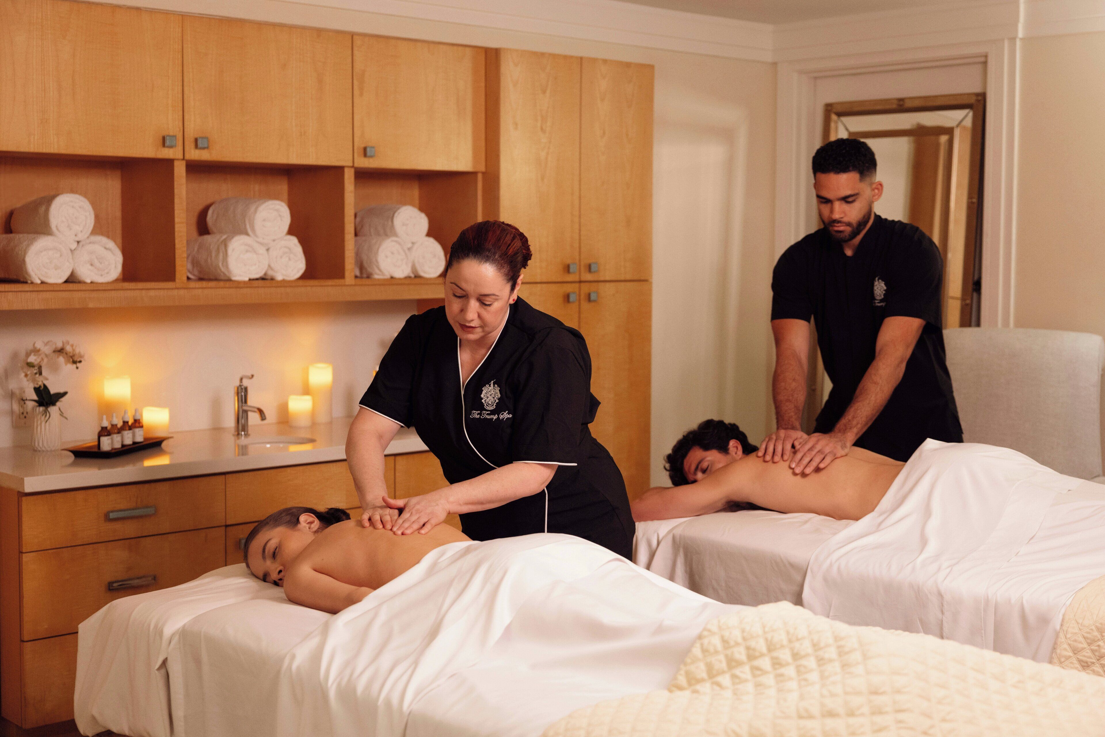 Une salle de spa avec des meubles en bois, des serviettes et une table de massage.