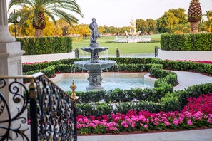 A landscaped garden with a central fountain, manicured hedges, and a statue. - Trump National Doral Miami (Miami)
