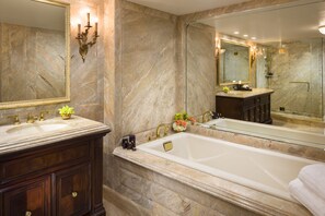 Suite Presidensial | Kamar mandi | Perlengkapan mandi desainer, pengering rambut, jubah mandi, dan sandal