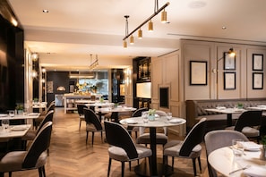 Breakfast, lunch and dinner served - Holmes Hotel London (London)