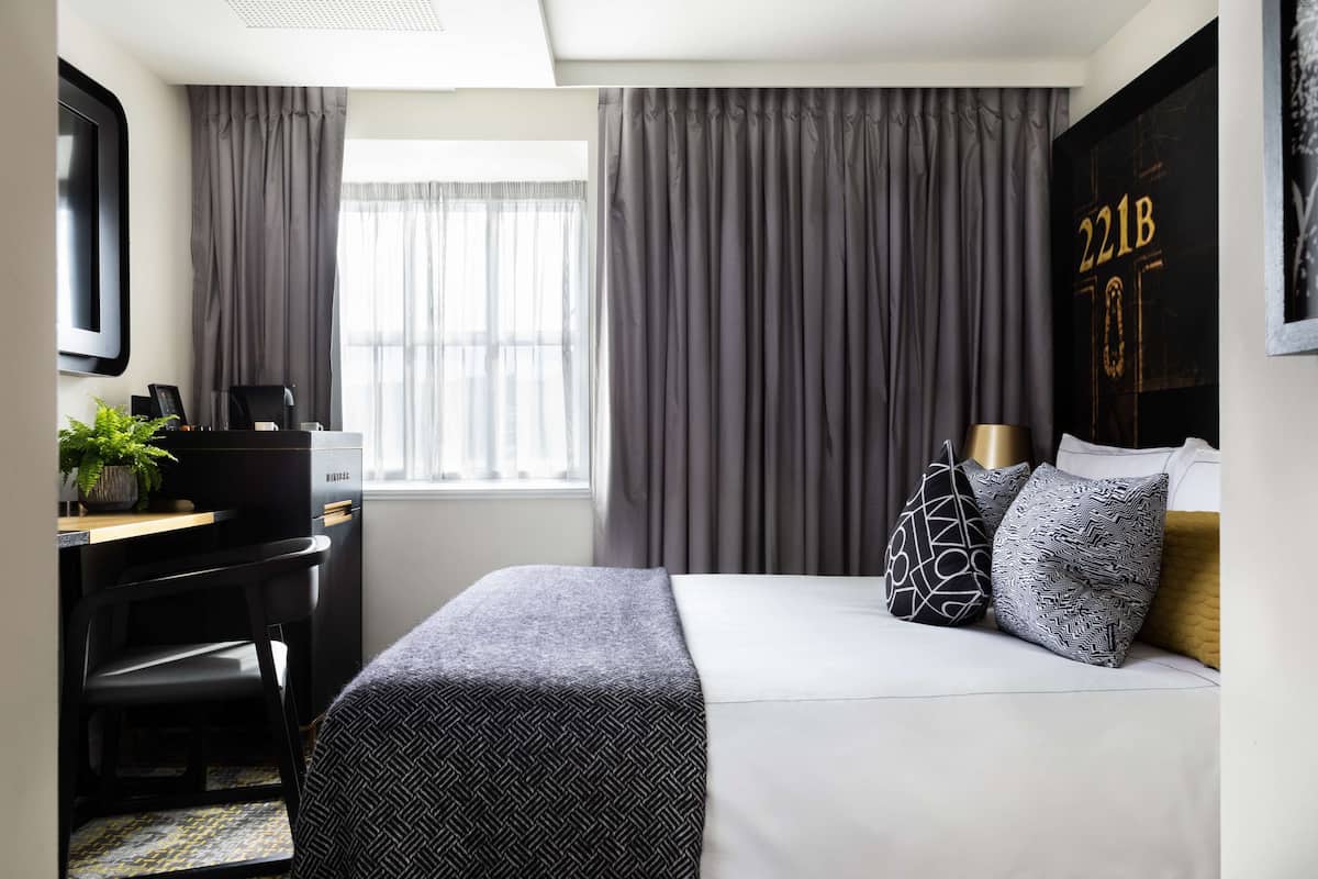 Room, 1 Double Bed (Cosy) | 1 bedroom, hypo-allergenic bedding, minibar, in-room safe