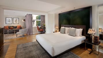 Studio, 1 King Bed (Suite) | Hypo-allergenic bedding, minibar, in-room safe, individually furnished