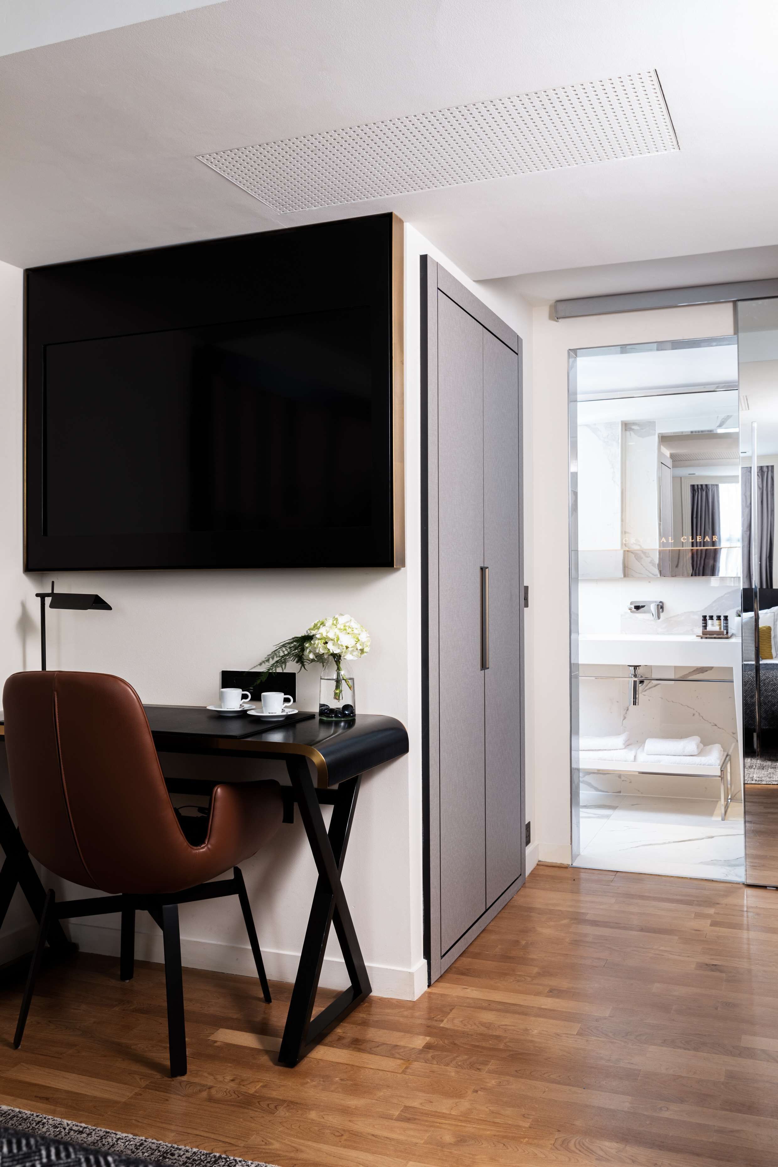 1 bedroom, hypo-allergenic bedding, minibar, in-room safe