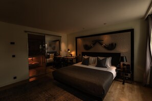 Una habitación de hotel moderna con una cama grande, un escritorio y un espejo.