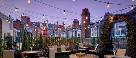 Breakfast, lunch, dinner served; international cuisine