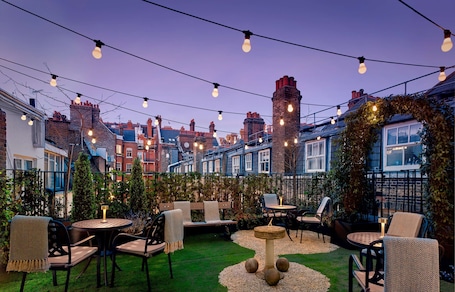 Breakfast, lunch, dinner served; international cuisine