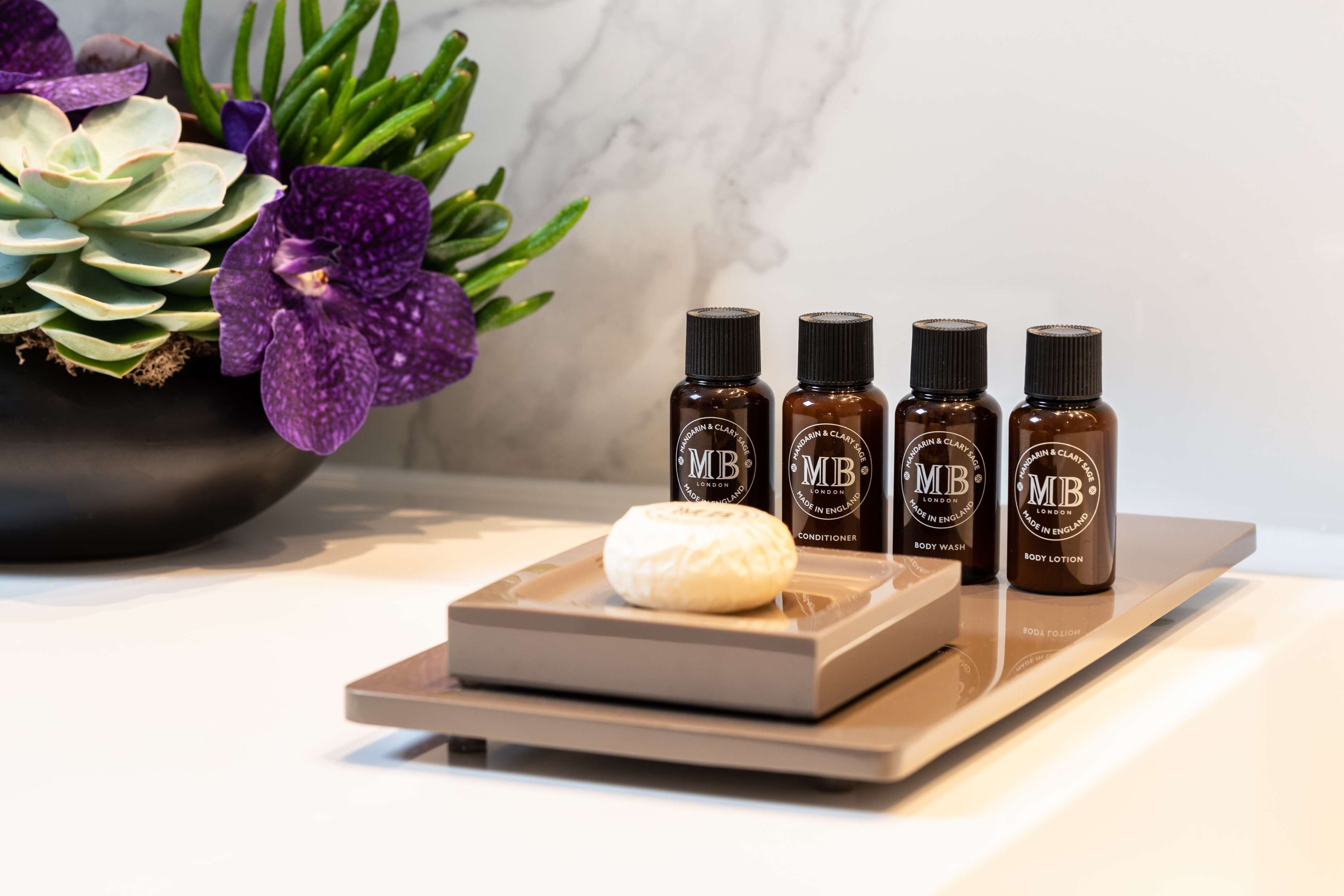 combined shower/bathtub, eco-friendly toiletries, hair dryer, towels