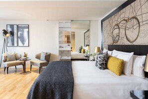 ملاءات للفراش لا تسبب الحساسية وميني بار وخزنة داخل الغرفة