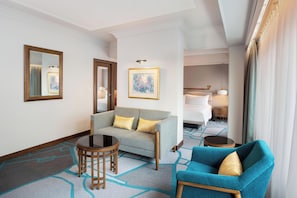 1 King Bed, Club Lounge Access, Junior Suite | Ruang keluarga | Televisi LCD 40-inci dengan saluran TV satelit dan TV