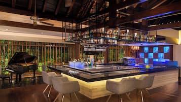 2 bars/lounges, poolside bar