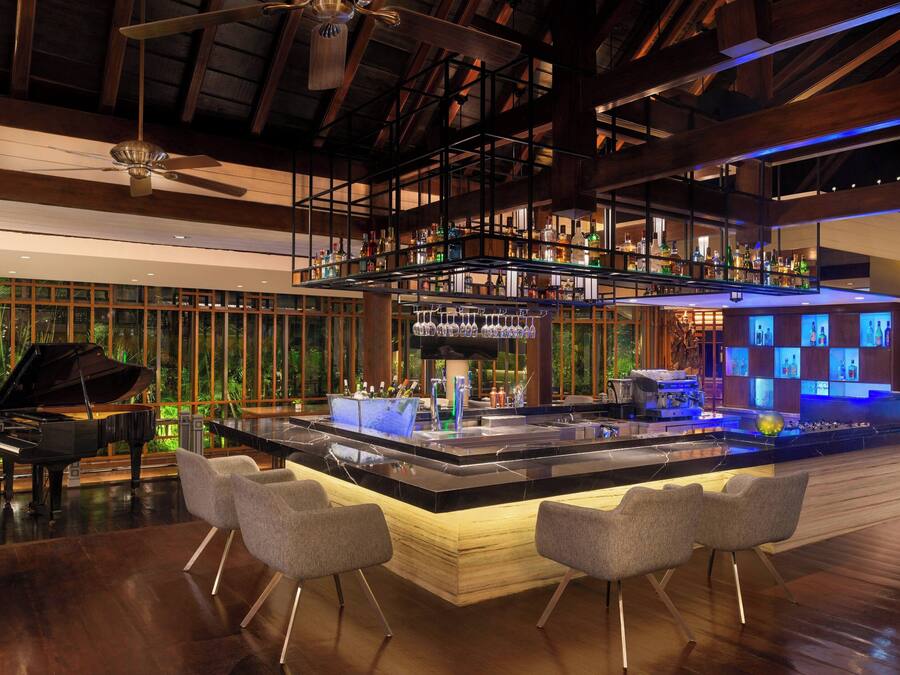 2 bares y bar junto a la piscina