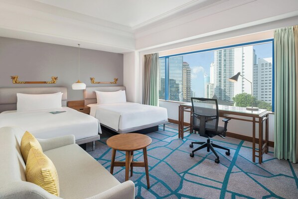 2 Twin/Single Beds, Club Lounge Access, Deluxe Guest Room | 迷你吧、客房内保险箱、办公桌、遮光窗帘