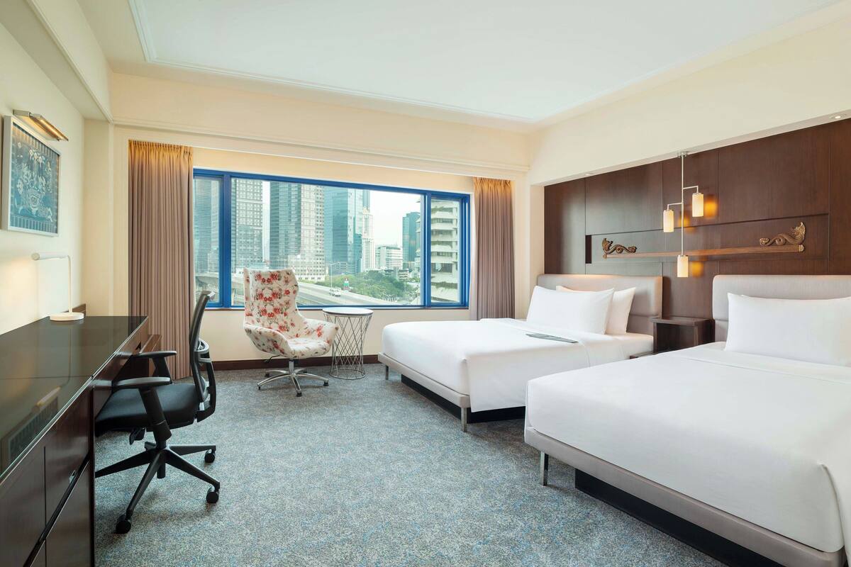 2 Twin/Single Beds, Premier Guest Room | Minibar, brankas, meja kerja, dan tirai kedap cahaya