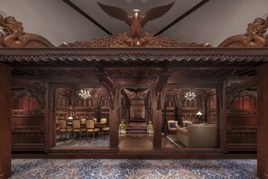 Bar mini, peti besi dalam bilik, meja, langsir/tirai gelap terus 