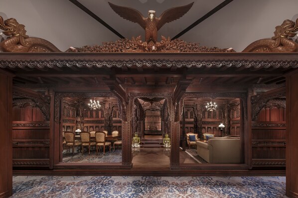 Een minibar, een kluis op de kamer, een bureau, verduisterende gordijnen