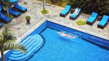 2 kolam renang outdoor, dengan payung kolam renang dan kursi berjemur