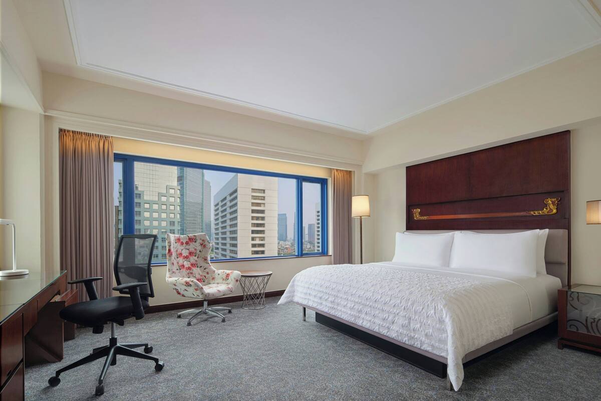 1 King Bed, Premier Guest Room | Minibar, brankas, meja kerja, dan tirai kedap cahaya