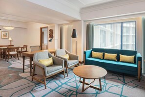 1 King Bed, Club Lounge Access, Terrace, Diplomatic Suite | Oppholdsrom | En 40-tommers LCD-TV med Parabol-TV samt TV og iPod-dokkingstasjon