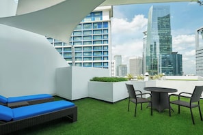 1 King Bed, Club Lounge Access, Diplomatic Suite | 1 kamar tidur, minibar, brankas, dan meja kerja