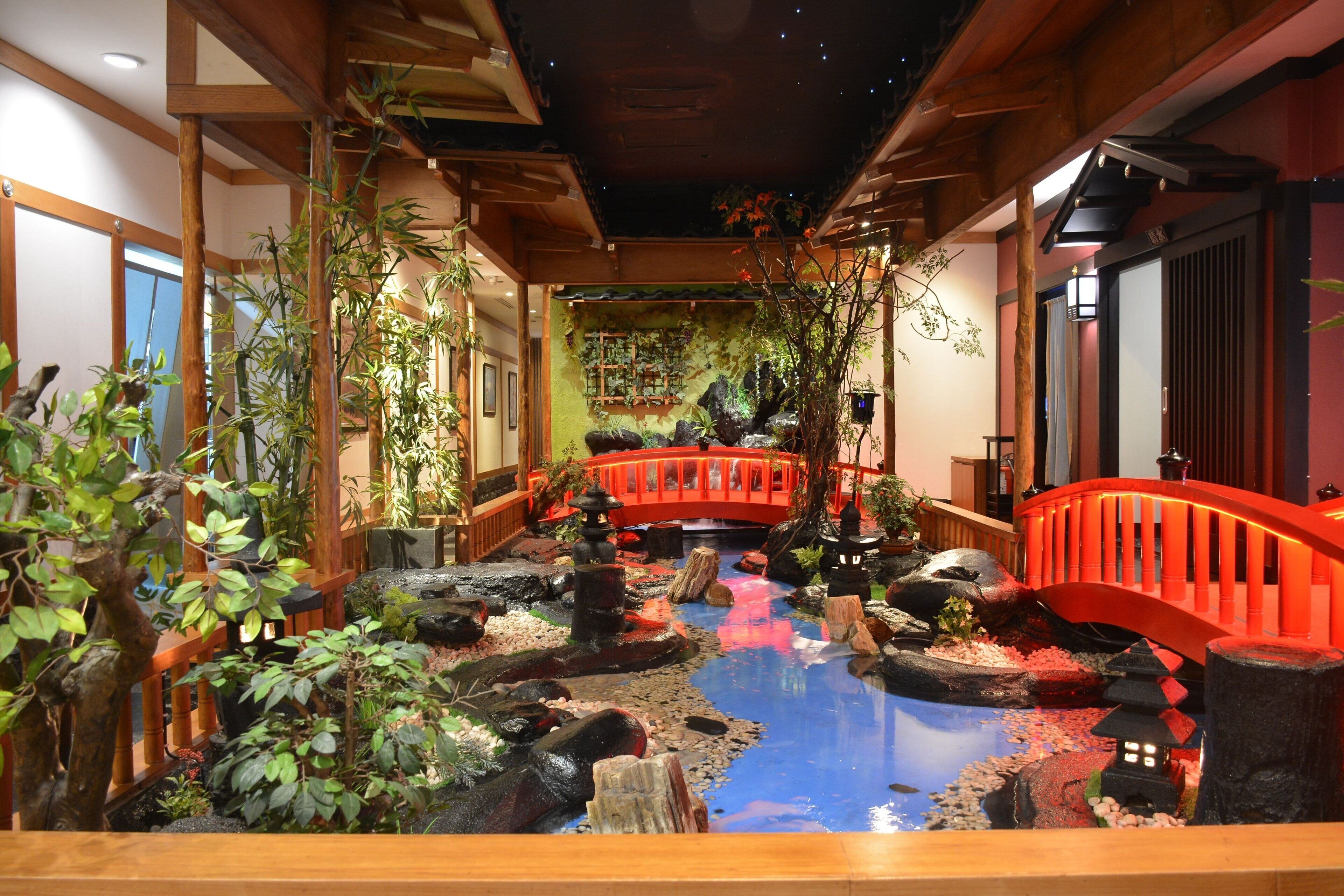 4 restaurants, breakfast, lunch, dinner served; international cuisine