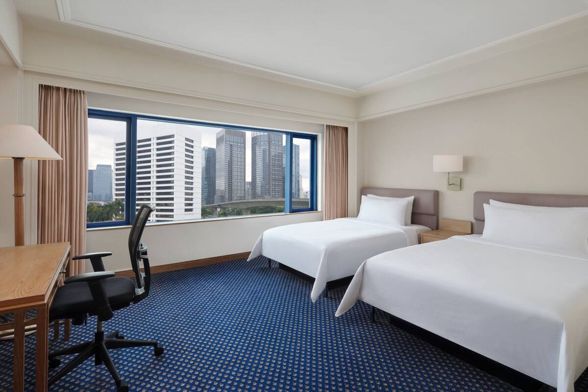 2 Twin/Single Beds, Deluxe Guest Room | Minibar, brankas, meja kerja, dan tirai kedap cahaya
