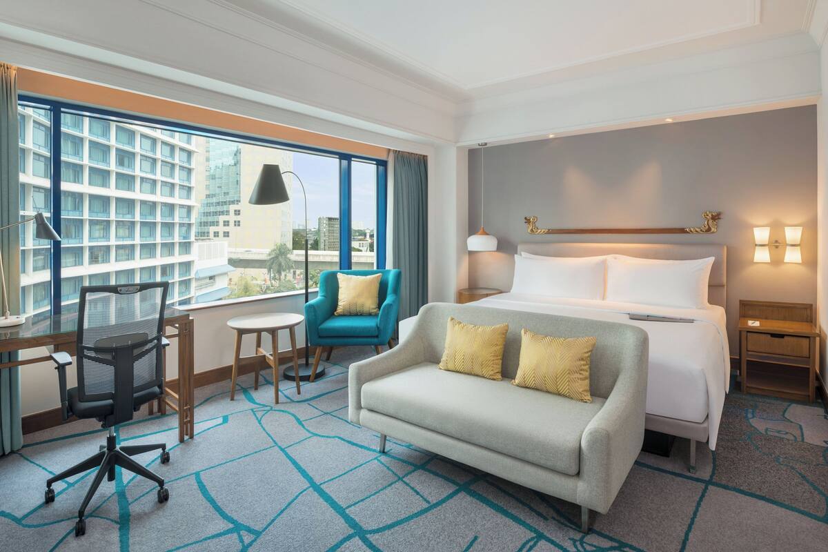 1 King Bed, Club Lounge Access, Deluxe Guest Room | Minibar, brankas, meja kerja, dan tirai kedap cahaya