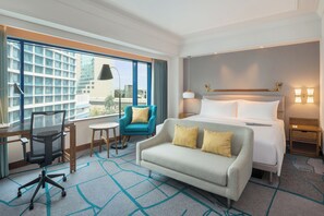 1 King Bed, Club Lounge Access, Deluxe Guest Room | Minibar, safe på rommet, skrivebord og blendingsgardiner