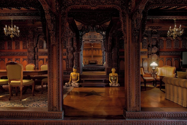 Minibar, coffres-forts dans les chambres, bureau, rideaux occultants