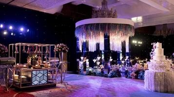 زفاف داخل الفندق